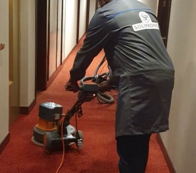 Comment nettoyer efficacement les moquettes et tapis par une entreprise de nettoyage professionnel
