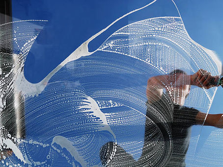"La Brillance Professionnelle : Les Secrets de Nos Experts pour des Vitres Impeccables"